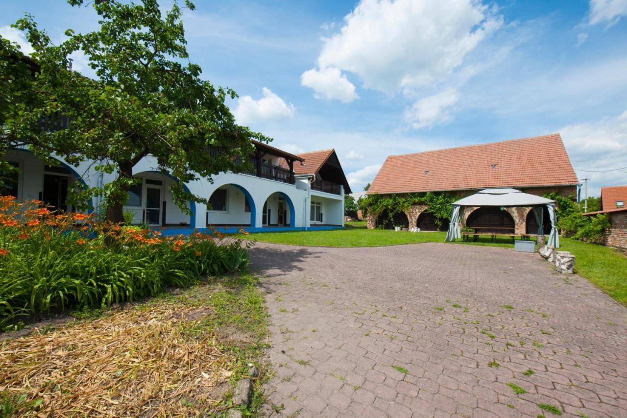 Hotel Penzion Posada Podivin Exterior foto